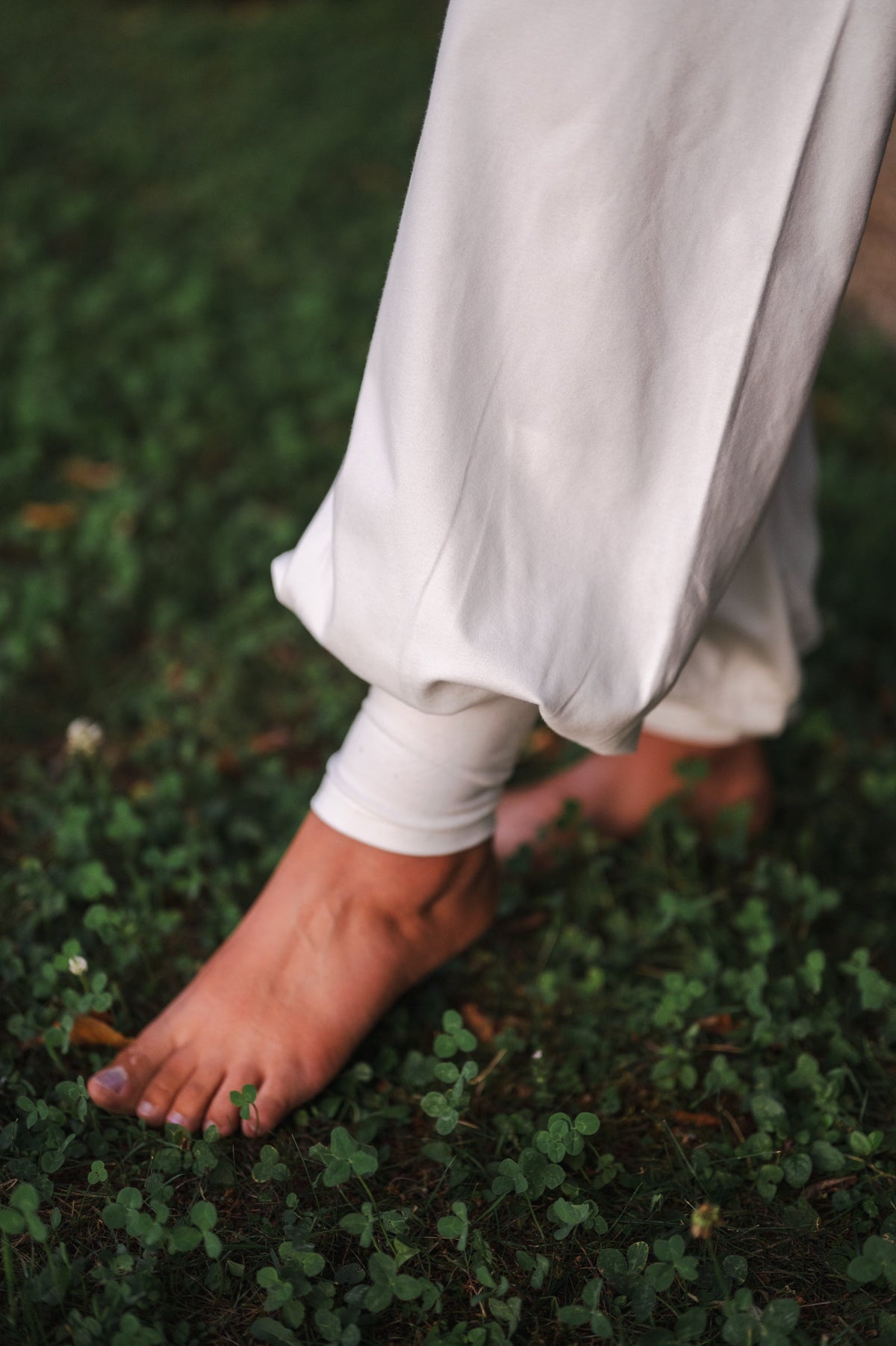 Detail of the ivory Sohang yoga pants in organic cotton at the ankle