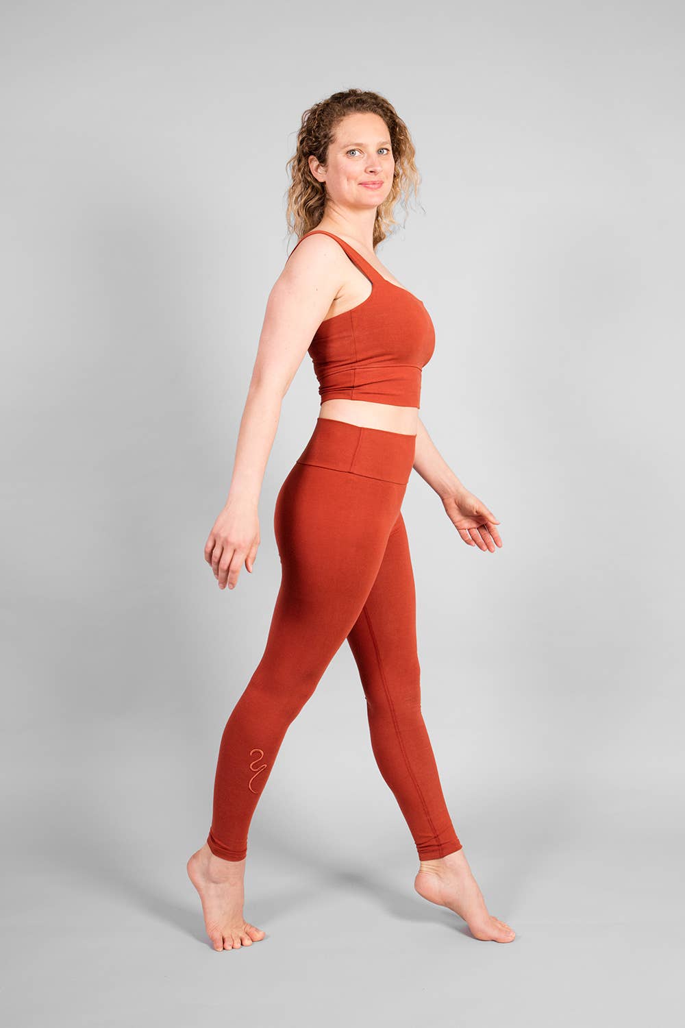 yoga woman leggings color sienna compressif legging ethical fashion side