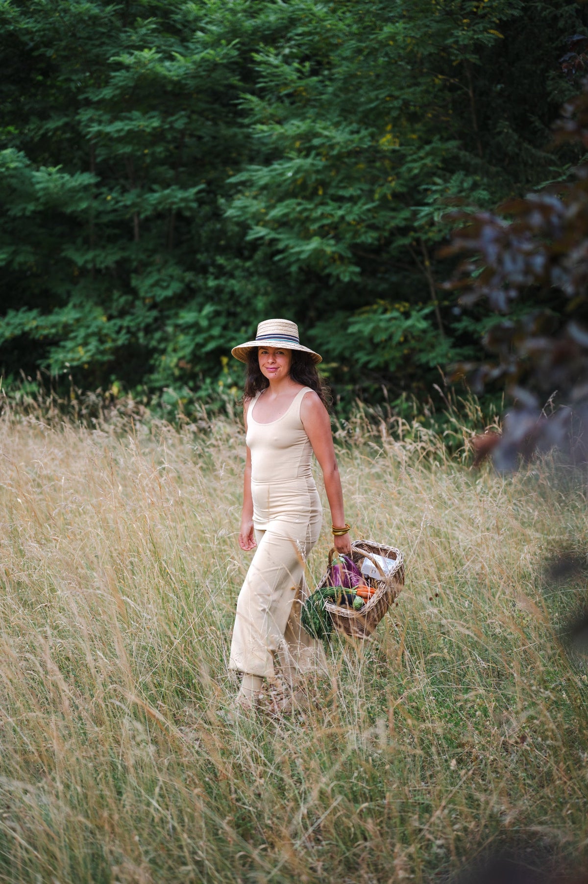 Woman in beige Sohang yoga top and pants in organic cotton