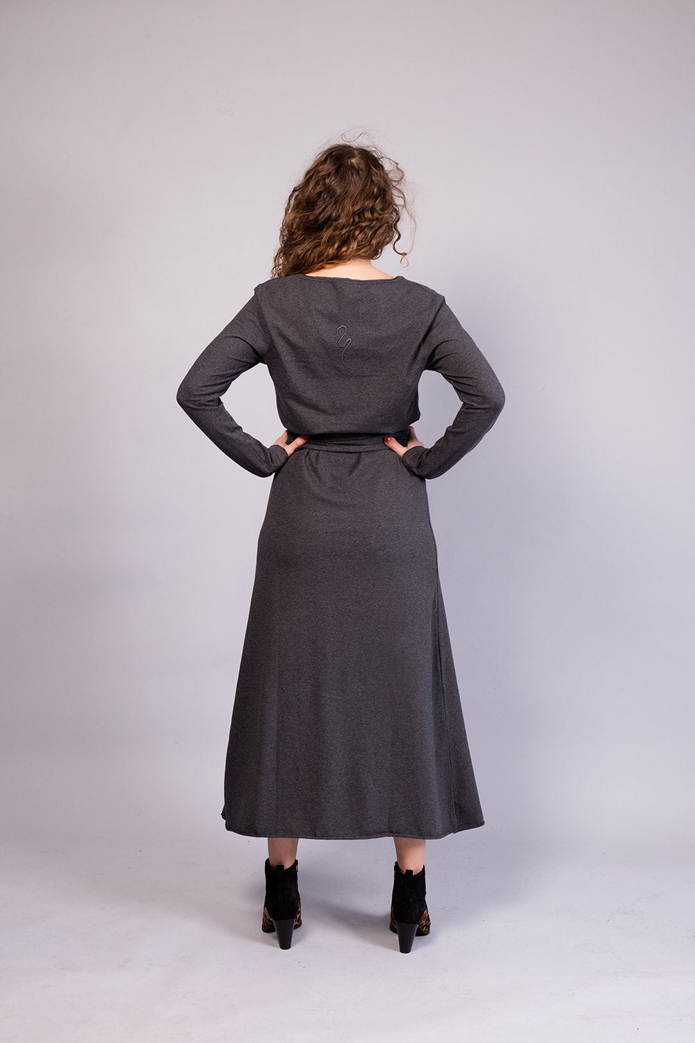 Freeda Dress — Gris foncé (dernières pièces)
