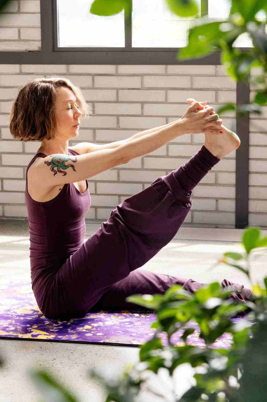 breath of fire sohang yoga pants and top worn by Daniela Wagniere in the ateliers Vevey side view
