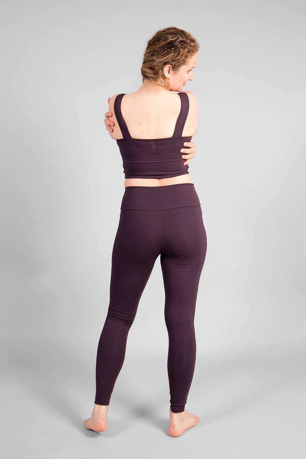 breath of fire yoga leggings in dark purple compressif with aurora bra and organic cotton and bamboo. Yoga outfit