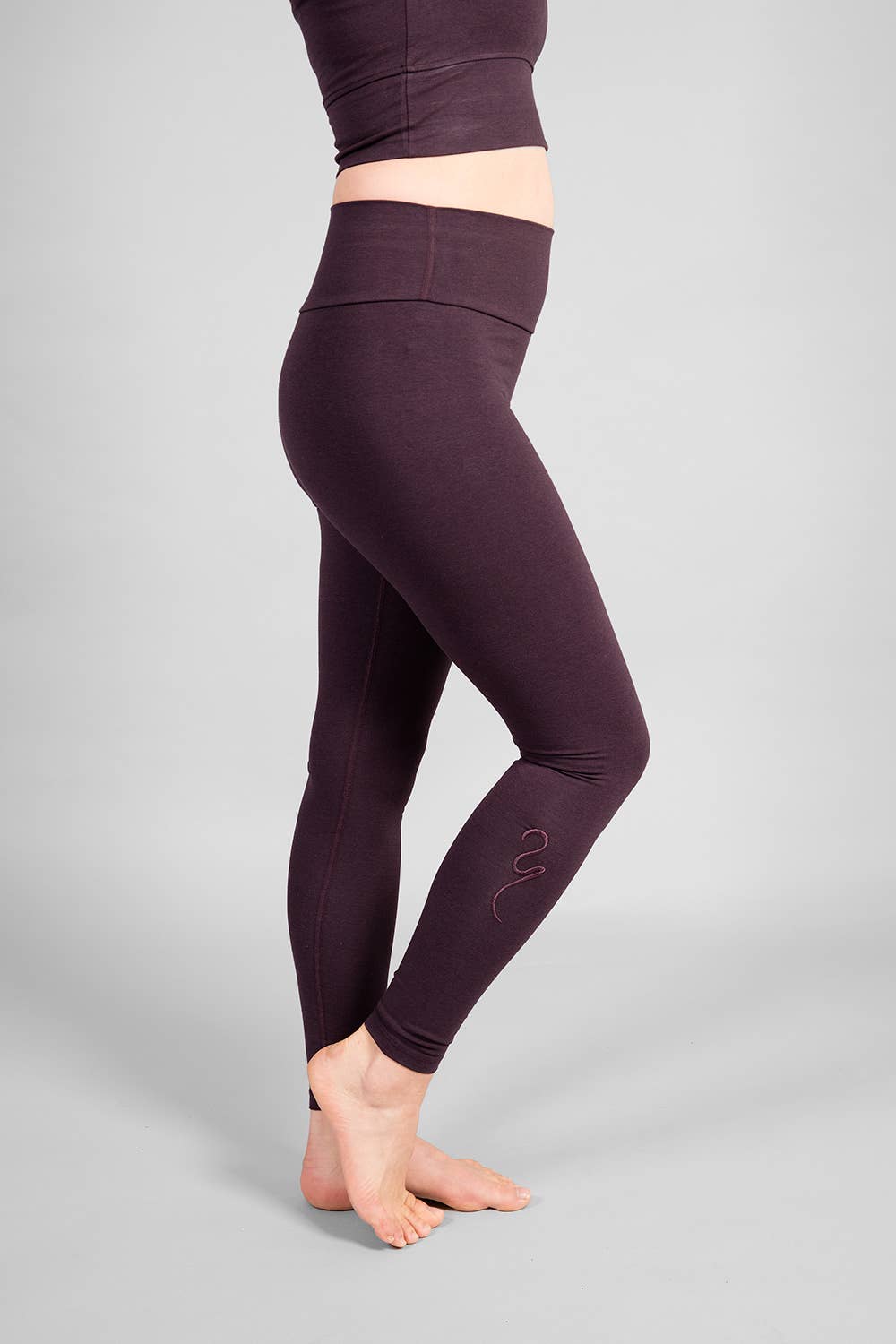 breath of fire yoga legging in oragnic cotton and bamboo color dark purple side view